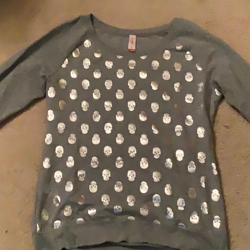 Grey women’s skull sweater
